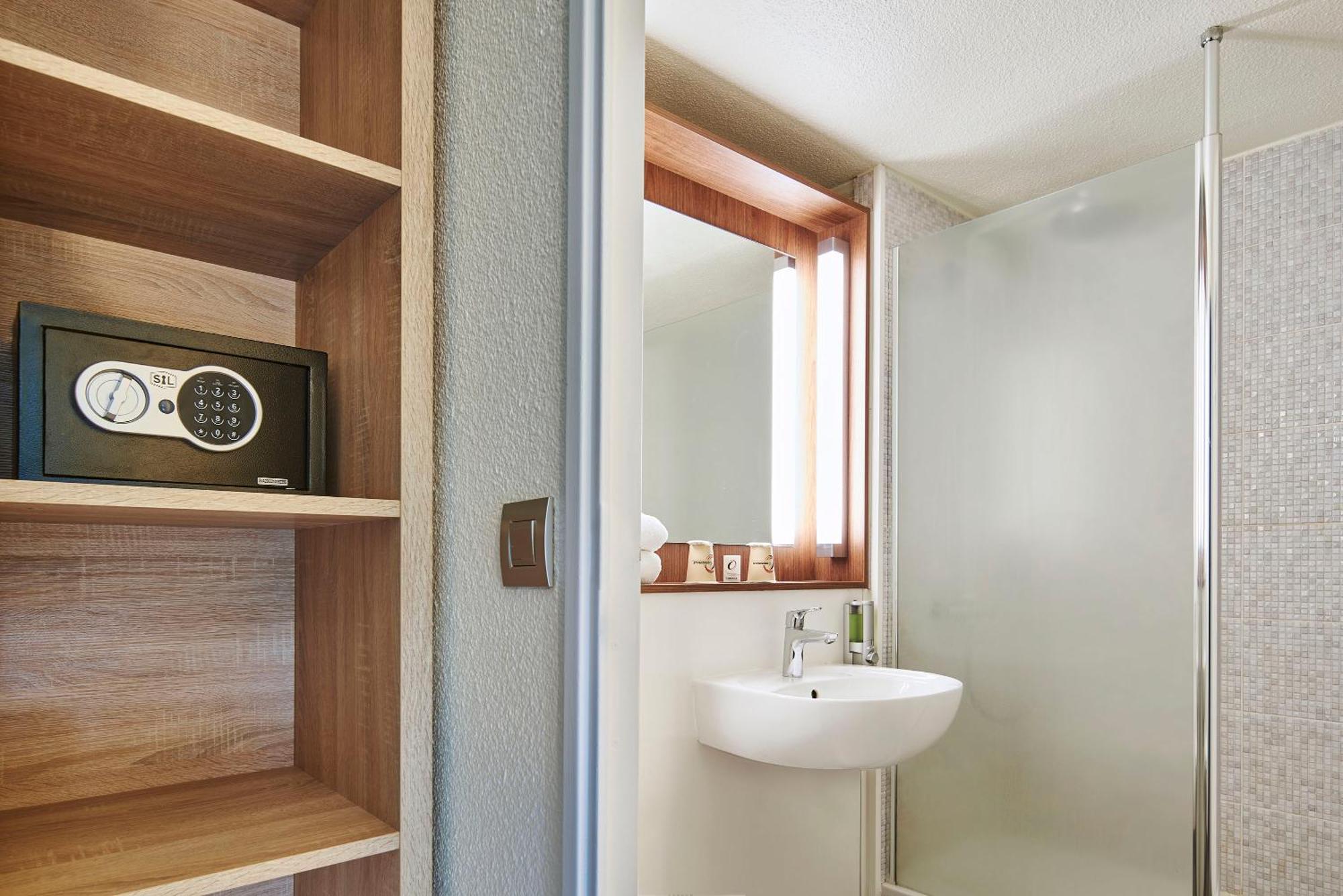 The Originals City Hotel La Verriere-Yvelines Экстерьер фото